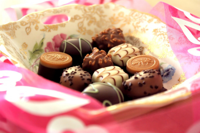 Обои картинки фото еда, конфеты, шоколад, сладости, ассорти, девушки, механизмы