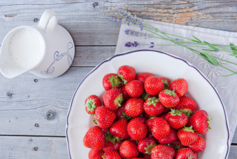 Картинка еда клубника +земляника ягоды молоко