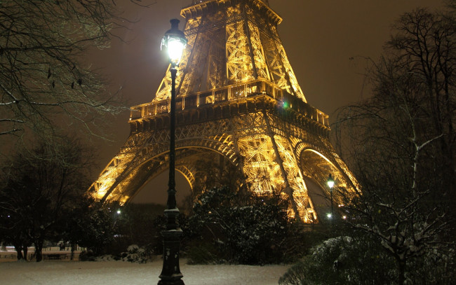 Обои картинки фото города, париж , франция, lamppost, romantic, snowy, park, деревья, город, фонарный, столб, ночь, романтичная, снежный, парк, эйфелева, башня, париж, trees, city, night, lantern, lights, eiffel, tower, france, paris, огни, фонарь