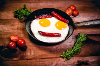 Картинка еда Яичные+блюда яичница колбаски помидоры глазунья томаты