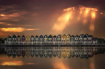 Картинка города -+здания +дома город вода небо облака тучи домики свет отражения