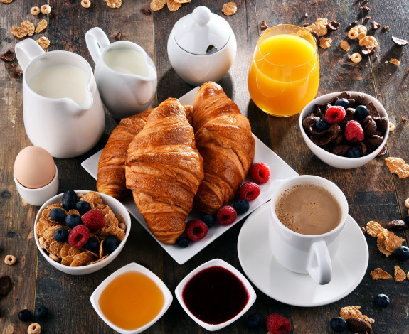 Обои картинки фото еда, разное, круассаны, хлопья, завтрак, молоко, сок, кофе