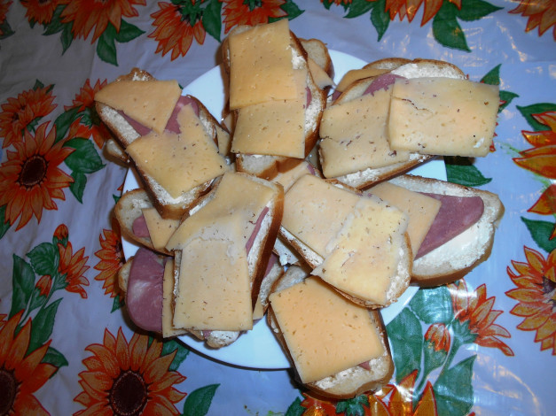 Обои картинки фото еда, бутерброды,  гамбургеры,  канапе, колбаса, сыр, хлеб