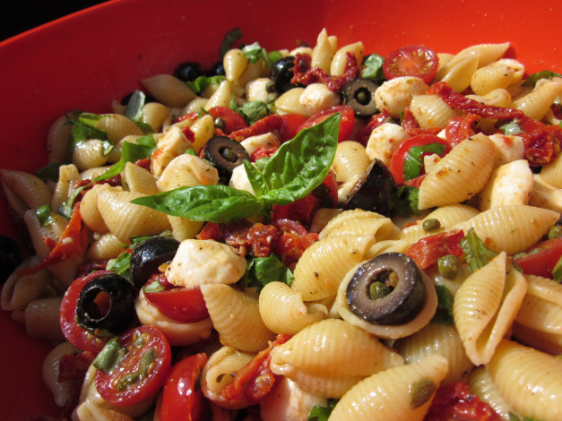 Обои картинки фото еда, макаронные блюда, ракушки, макароны, базилик, помидоры, маслины