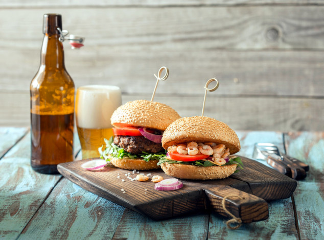 Обои картинки фото еда, бутерброды,  гамбургеры,  канапе, пиво, гамбургер