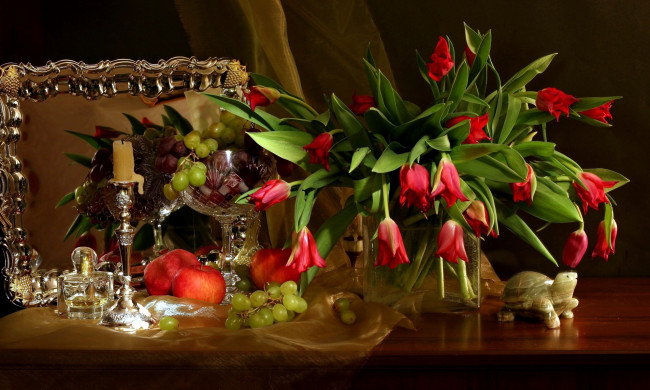 Обои картинки фото еда, натюрморт, виноград, тюльпаны, яблоки