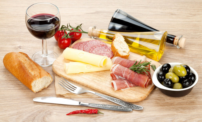 Обои картинки фото еда, разное, вино, маслины, сыр, ветчина, колбаса, томаты, помидоры