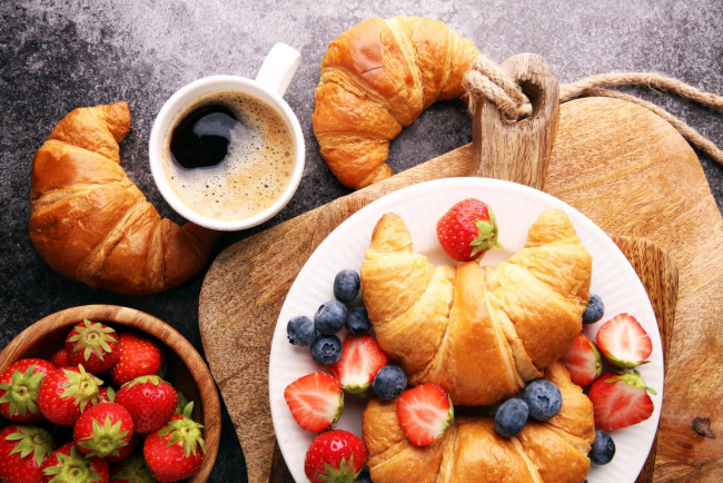 Обои картинки фото еда, разное, завтрак, клубника, круассаны, кофе