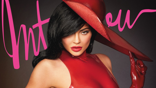 Обои картинки фото kylie jenner,  interview magazine 2019, девушки, красный, шляпа, модель, журнал, interview, magazine, 2019, kylie, jenner