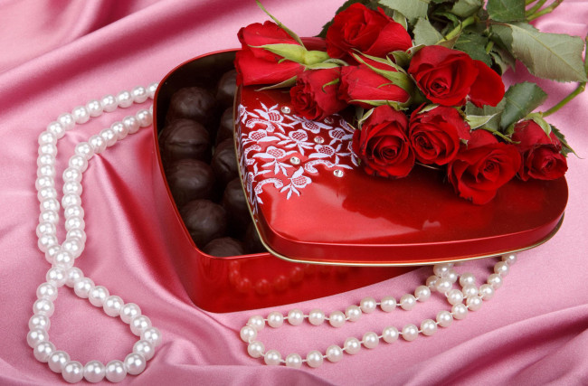 Обои картинки фото еда, конфеты,  шоколад,  сладости, розы, букет, бусы, коробка