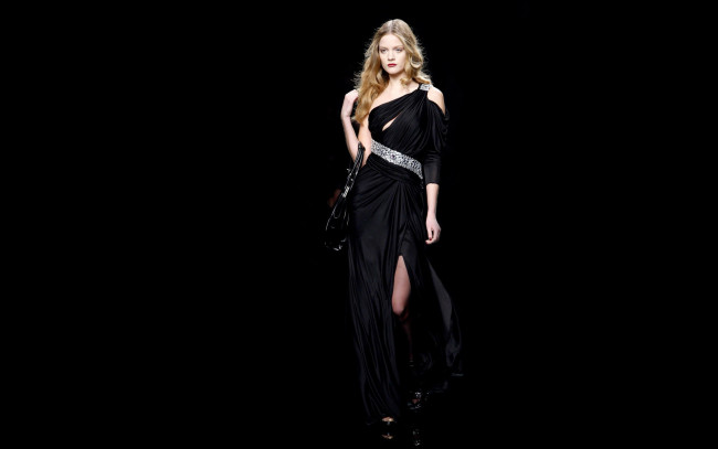 Обои картинки фото olya ivanisevic, девушки, - блондинки,  светловолосые, olya, ivanisevic, модель, подиум, платье, сумка