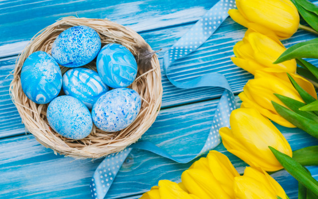 Обои картинки фото праздничные, пасха, цветы, яйца, букет, желтые, colorful, тюльпаны, happy, yellow, wood, flowers, tulips, easter, eggs, decoration