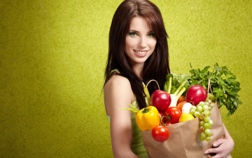 Картинка девушки izabela+magier брюнетка пакет фрукты овощи