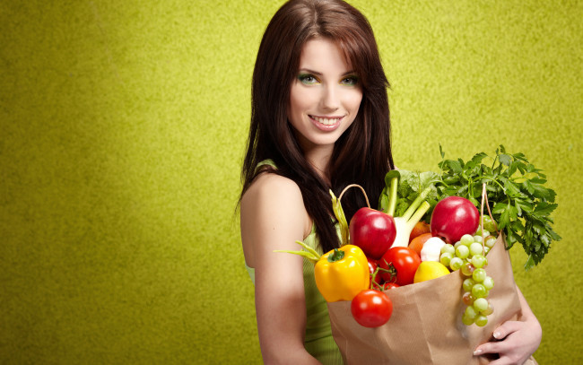 Обои картинки фото девушки, izabela magier, брюнетка, пакет, фрукты, овощи