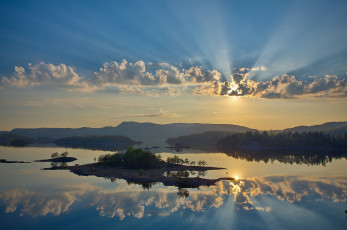 Картинка природа реки озера небо лучи вода отражение островок облака