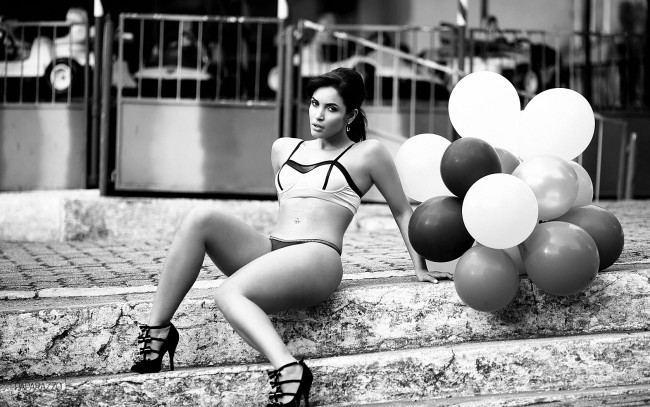 Обои картинки фото Dayane Alencar, девушки, воздушные, шары, lingerie