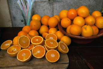 Картинка еда цитрусы блюдо дольки апельсины стол