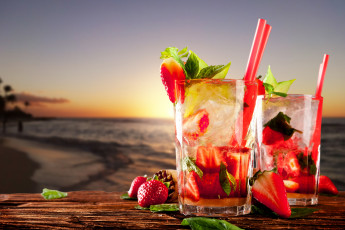обоя еда, напитки,  коктейль, пляж, море, коктейли, клубничные, клубника, листья, мяты