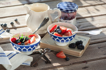 Картинка еда разное ягоды творог завтрак джем ключи книга