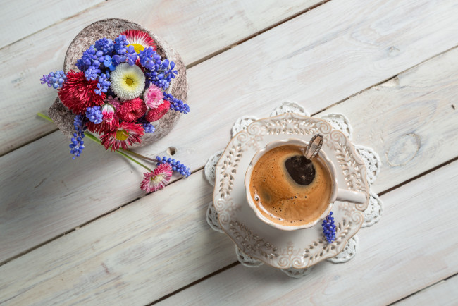 Обои картинки фото еда, кофе,  кофейные зёрна, цветы, чашка