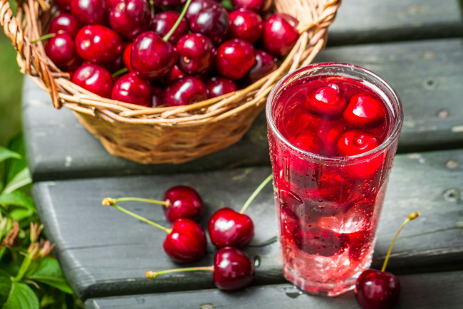 Обои картинки фото еда, напитки,  сок, вишня, cherries, сок