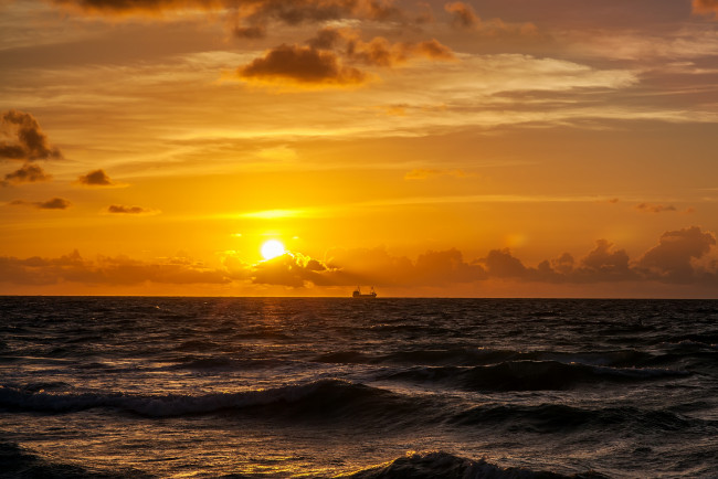 Обои картинки фото природа, восходы, закаты, океан, зарево, тучи, горизонт, волны