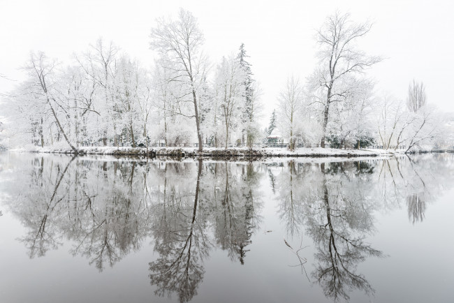 Обои картинки фото природа, зима, озеро, парк, отражение, иней, деревья