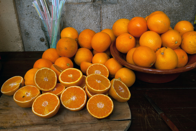 Обои картинки фото еда, цитрусы, блюдо, дольки, апельсины, стол