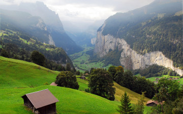 обоя природа, горы, lauterbrunnen, панорама, дымка, домики, деревня, долина, ущелье, деревья, скалы, швейцария