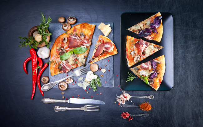 Обои картинки фото еда, пицца, pizza, ветчина, pepper, spices, ham, специи, грибы, перец