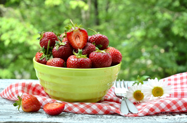 Обои картинки фото еда, клубника,  земляника, миска, ягоды, ромашки