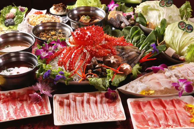 Обои картинки фото еда, разное, ассорти, суп, грибы, бекон, морепродукты, блюда, креветки, краб, салат, цветы, японская, кухня