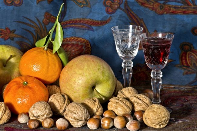 Обои картинки фото еда, разное, бокалы, мандарин, натюрморт, яблоки, грецкие, орехи, фундук, вино