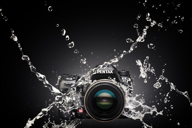 Обои картинки фото pentax k-5iis splash, бренды, pentax, фотокамера