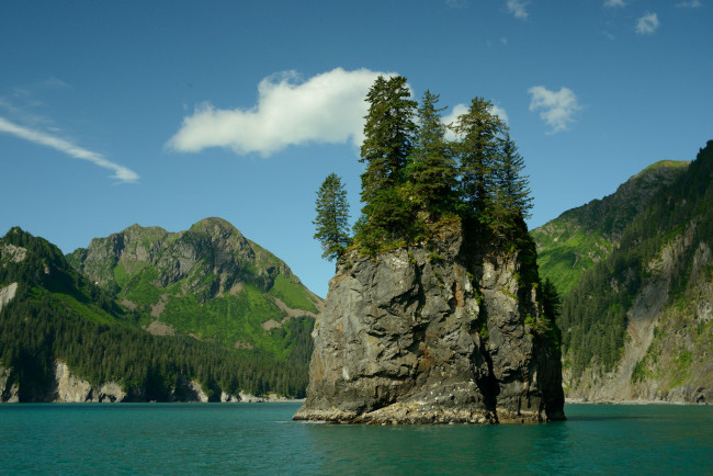 Обои картинки фото природа, реки, озера, деревья, скала, озеро, горы
