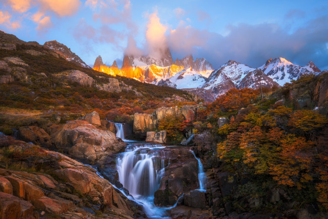 Обои картинки фото природа, водопады, краски, поток, патагония, осень, горы, анды, пики, южная, америка, река, камни, деревья
