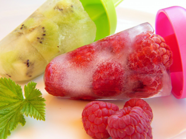 Обои картинки фото еда, мороженое,  десерты, фруктовое, киви, малина, ягодное
