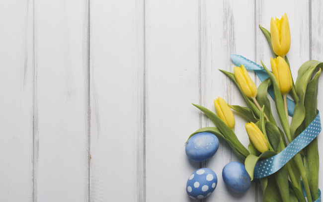 Обои картинки фото праздничные, пасха, eggs, праздник, tulips, букет, лента, blue, тюльпаны, весна, декор, wood, easter