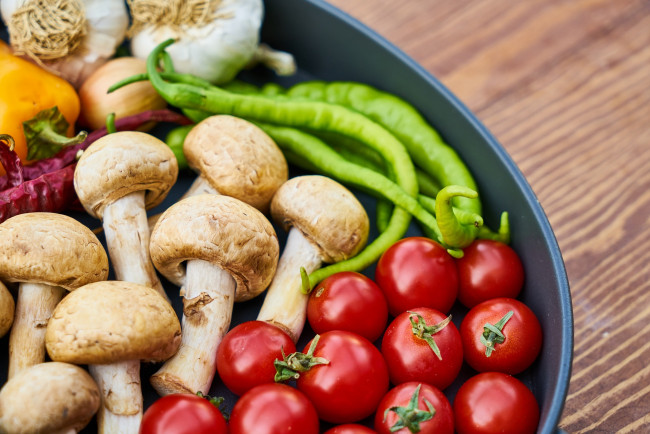 Обои картинки фото еда, овощи, помидоры, томаты, грибы, перец