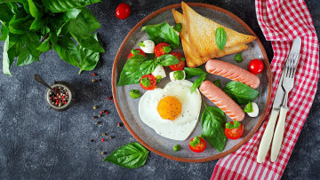 Картинка еда яичные+блюда завтрак тосты сосиски глазунья базилик