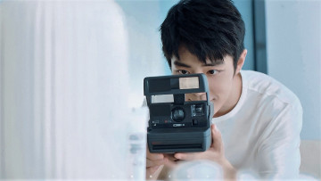 Картинка мужчины xiao+zhan актер фотоаппарат полароид