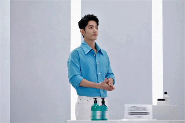 Обои картинки фото мужчины, xiao zhan, актер, рубашка, флаконы