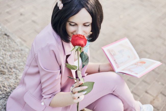 Обои картинки фото девушки, наталья фильченкова ,  alisa, костюм, книга, роза