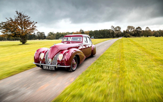 Обои картинки фото bentley 1939, автомобили, bentley, ретро, красный, скорость, дорога, луга, деревья