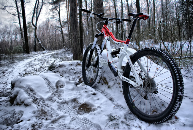 Обои картинки фото техника, велосипеды, снег, лес, байк