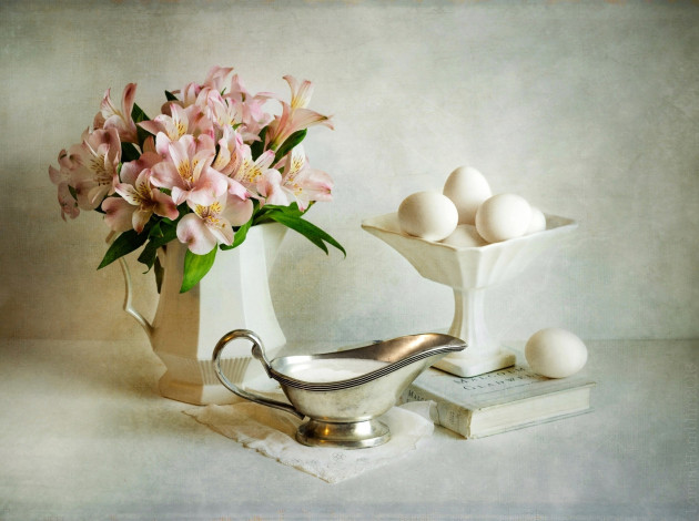 Обои картинки фото еда, натюрморт, сметана, яйца, альстромерия