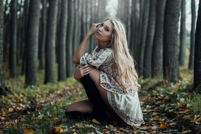Обои картинки фото девушки, -unsort , блондинки, лес, деревья