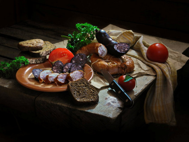 Обои картинки фото еда, натюрморт, помидоры, колбаса, хлеб, зелень, томаты