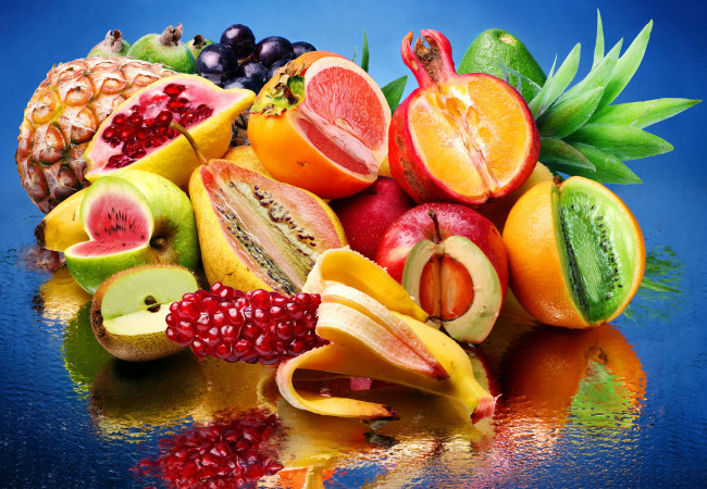 Обои картинки фото еда, разное, арбуз, киви, отражение, гранат, авокадо, вода, виноград, хурма, лимон, яблоко, фрукты, апельсин, сумасшедший, микс, груша, ананас, банан