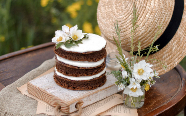 Обои картинки фото еда, торты, шляпа, торт, цветы, букет